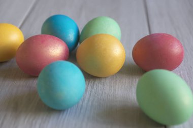 Paskalya yumurtaları, geleneksel Paskalya pastası ve bayram için diğer ikramlar..