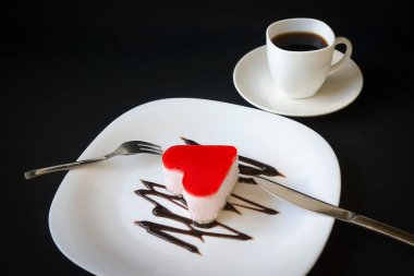 Beyaz bir tabakta taze pişmiş aromalı kek..