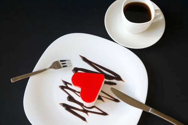 Gâteau Aromatique Fraîchement Cuit Sur Une Assiette Blanche — Photo