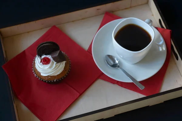 新鲜烘焙的糕点 盘中的黑咖啡 — 图库照片