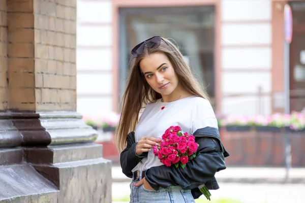 Stilvolle Junge Blondine Auf Einer Straße Der Stadt Mit Rosen — Stockfoto