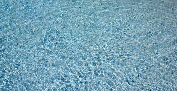 Reflejos solares en el agua de la piscina — Foto de Stock