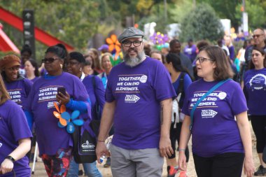 Washington, DC / USA - 14 Ekim 2017: Alzheimer 'a karşı Mart. Washington DC 'deki Alzheimer' ı durdurmak için yürüyün. Mor renk.