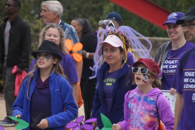 Washington, DC / USA - 14 Ekim 2017: Alzheimer 'a karşı Mart. Washington DC 'deki Alzheimer' ı durdurmak için yürüyün. Mor renk.