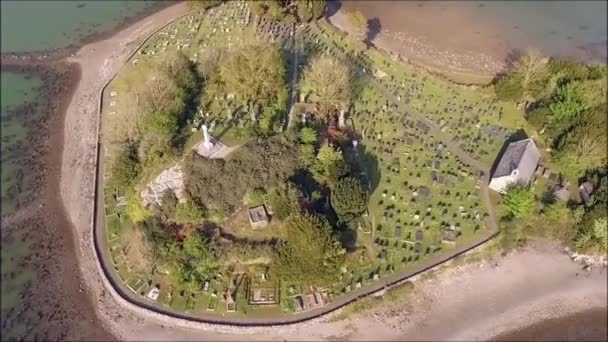 Vista Aérea Sobre Isla Iglesia Tysillio Tumbas Aisladas Gales Reino — Vídeo de stock