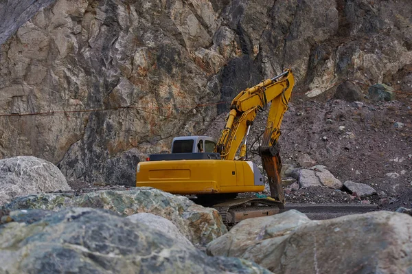 Excavator Digging Ground Mountains — 스톡 사진