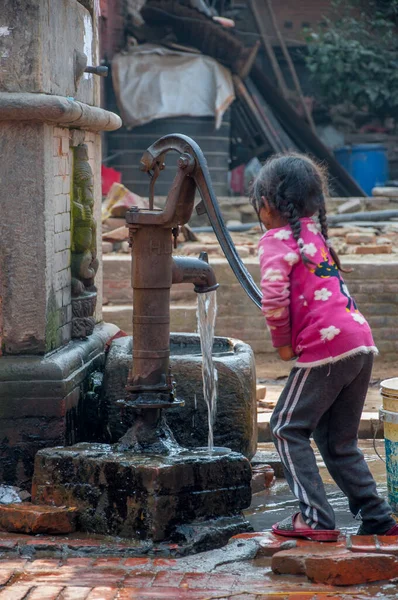 Little Girl Getting Water Pump — Fotografia de Stock