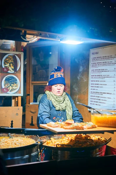 Tallinn Estonia December 2019 Woman Cooking Streets Old Town Square — Stockfoto