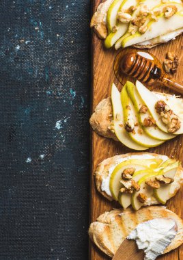 Crostini ile armut, ricotta peyniri, incir, fındık ve taze otlar