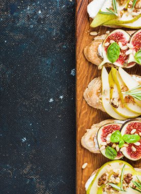Crostini ile armut, ricotta peyniri, incir, fındık ve taze otlar