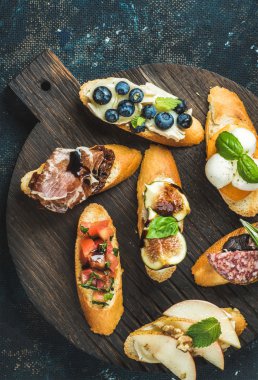 İtalyan crostini ile çeşitli soslar 