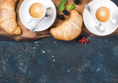 Taze pişmiş kruvasanlar Bahçe çilek ve kahve bardağı