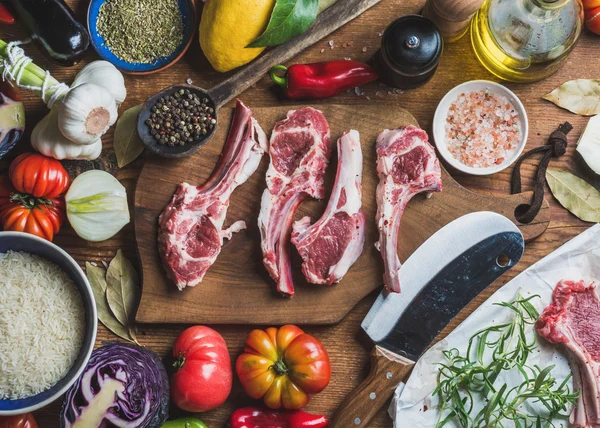 Costelas de carne de cordeiro cru não cozido — Fotografia de Stock