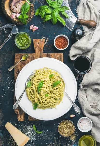 Špagety s pesto omáčkou — Stock fotografie