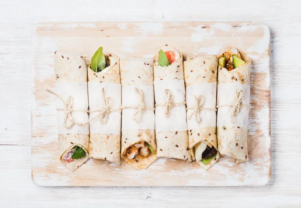 Tortilla Wraps mit verschiedenen Füllungen — Stockfoto