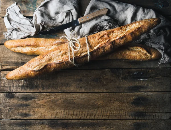 Baguettes franceses sobre fondo de madera —  Fotos de Stock