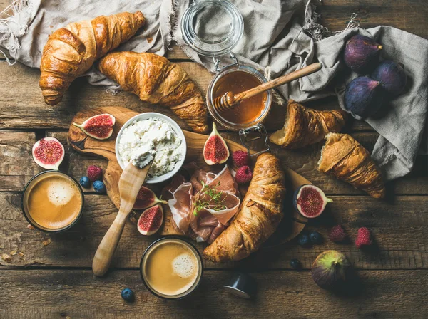 Ricotta sajt, füge, croissant, friss bogyós gyümölcsök — Stock Fotó