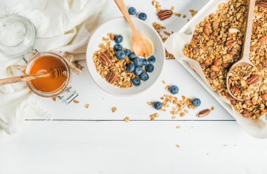 Fındık, yoğurt, bal ve yaban mersini ile yulaf granola