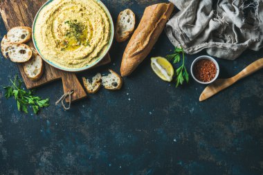 Ev yapımı humus dip baget ile