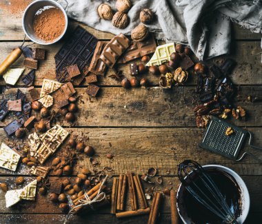 Çikolata, fındık ve baharat ahşap zemin üzerinde arka plan