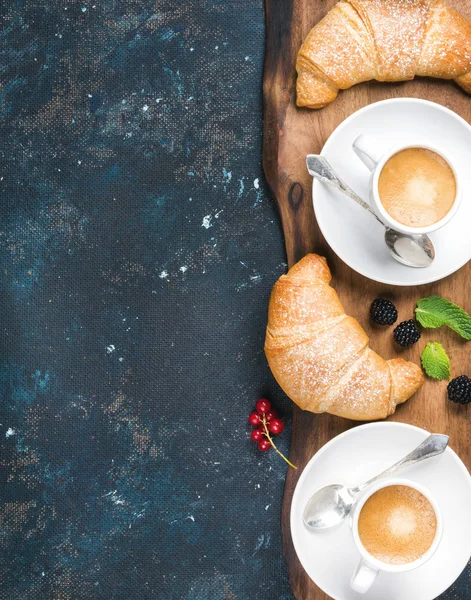 Croissants recém-assados com bagas de jardim e xícaras de café — Fotografia de Stock