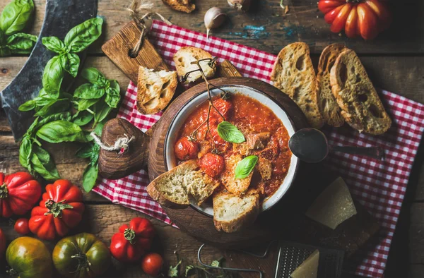 Sopa de tomate e alho torrada italiana — Fotografia de Stock