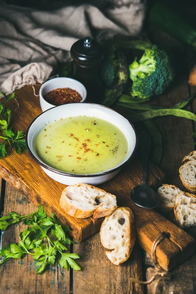 W domu groch, brokuły, cukinia krem zupa — Zdjęcie stockowe