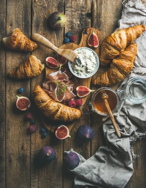 Café da manhã com croissants, mel, queijo ricota — Fotografia de Stock