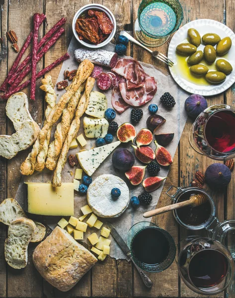 Wein und Snack-Set mit Weinen, Fleisch, Brot, Oliven, Obst — Stockfoto