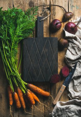 Bahçe havuç ve beetroots karanlık kesme tahtası Merkezi ile