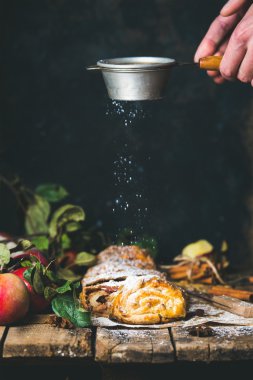 Elmalı strudel kek pudra şekeri yağmurlama adamın elleri