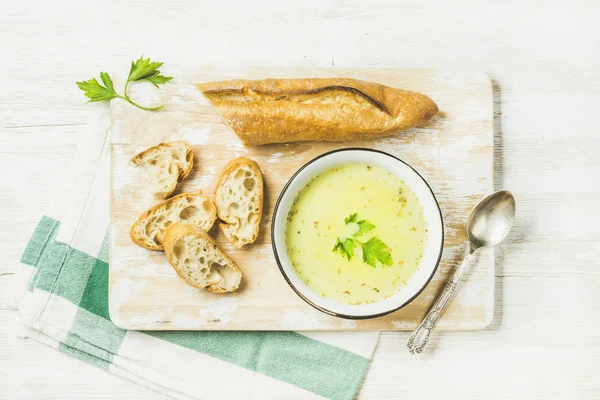 Zielona Zupa jarzynowa z pietruszka i bagietką — Zdjęcie stockowe