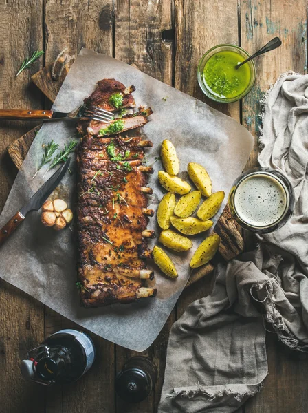 Roasted pork ribs with spices, fried potato and dark beer — Stock Photo, Image