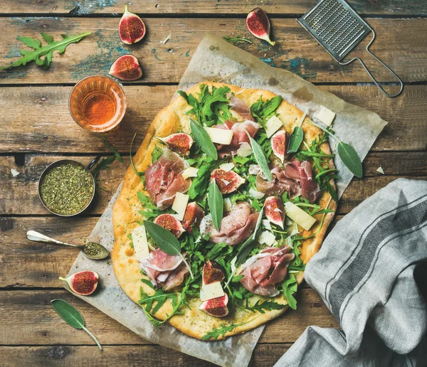 Fig, prosciutto, ruccola och salvia tunnbröd pizza — Stockfoto