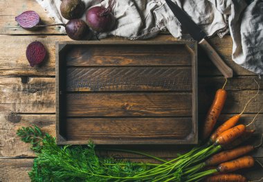 Bahçe havuç ve beetroots Merkezi içinde ahşap tepsi ile