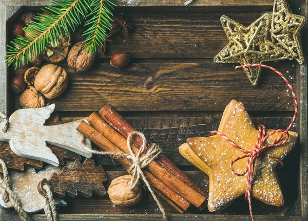 Sweet cookies, wooden angels, cinnamon sticks — Stock Photo, Image
