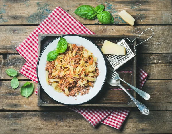 Tagliatelle Bolognese mit Parmesan und Basilikum — Stockfoto