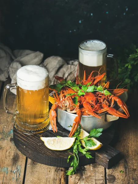 Pšeničné pivo a vařených raků s citronem, petržel — Stock fotografie