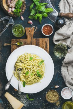 Spagetti pesto sos, parmesan peyniri, fesleğen ve şarap ile