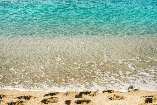 Temiz su ve Kleopatra Plajı'nda ayak izleri — Stok fotoğraf