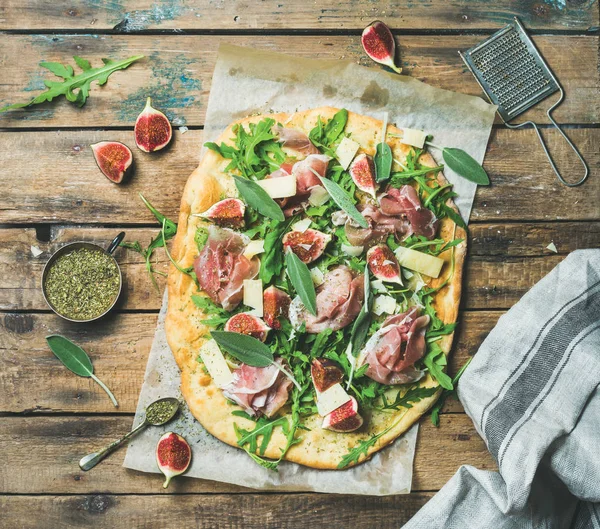 Fig, prosciutto, ruccola och salvia tunnbröd pizza — Stockfoto