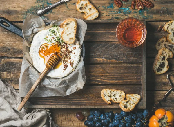 Camembert fatto in casa con miele, bicchiere di vino rosato in vassoio — Foto Stock