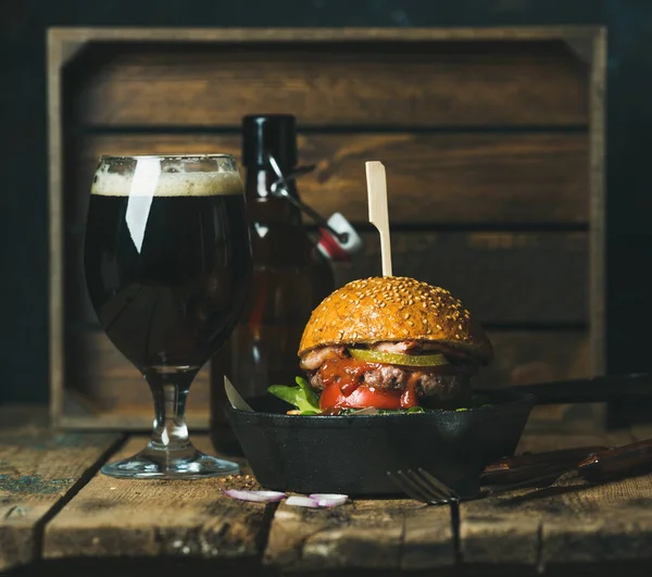 Sığır eti burger gevrek domuz pastırması, sebze ve bira — Stok fotoğraf