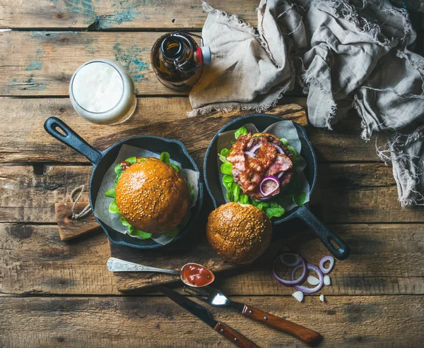 Gevrek domuz pastırması ile ev yapımı sığır eti hamburger — Stok fotoğraf