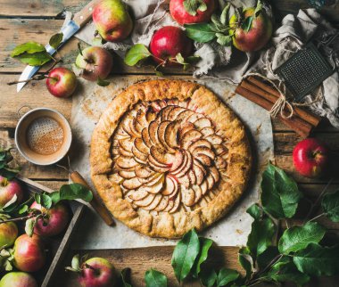 Tarçın ve taze Bahçe elma ile elma crostata