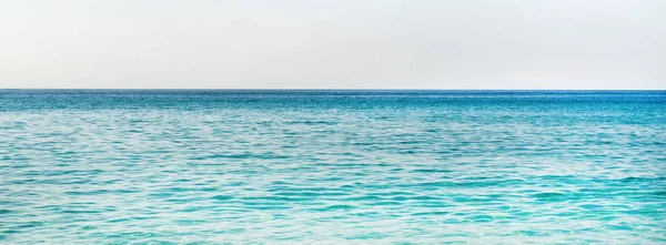 Akdeniz'in turkuaz mavi su — Stok fotoğraf