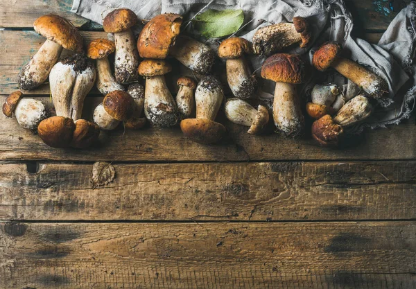 Свежие сырые белые грибы на деревянном фоне — стоковое фото