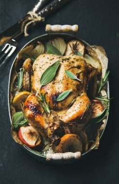 Fırın kavrulmuş soğan, elma ve adaçayı ile bütün tavuk