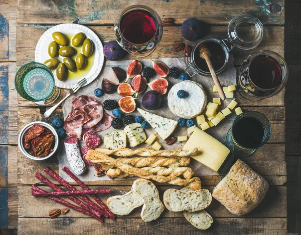 Wein und Snack-Set mit Weinen, Fleisch, Brot, Oliven, Obst — Stockfoto