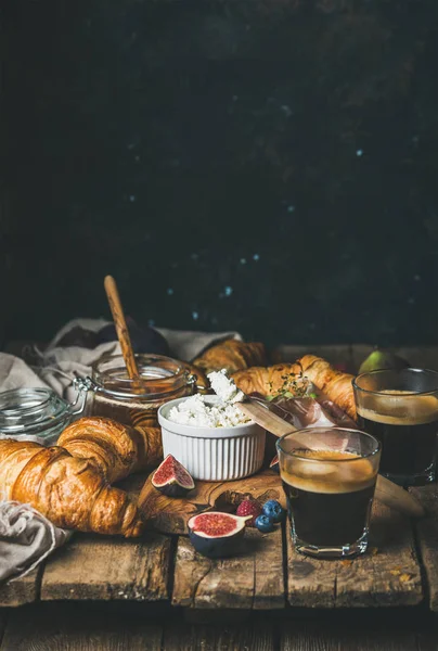 Café da manhã com croissants, ricota, prosciutto, café e bagas — Fotografia de Stock